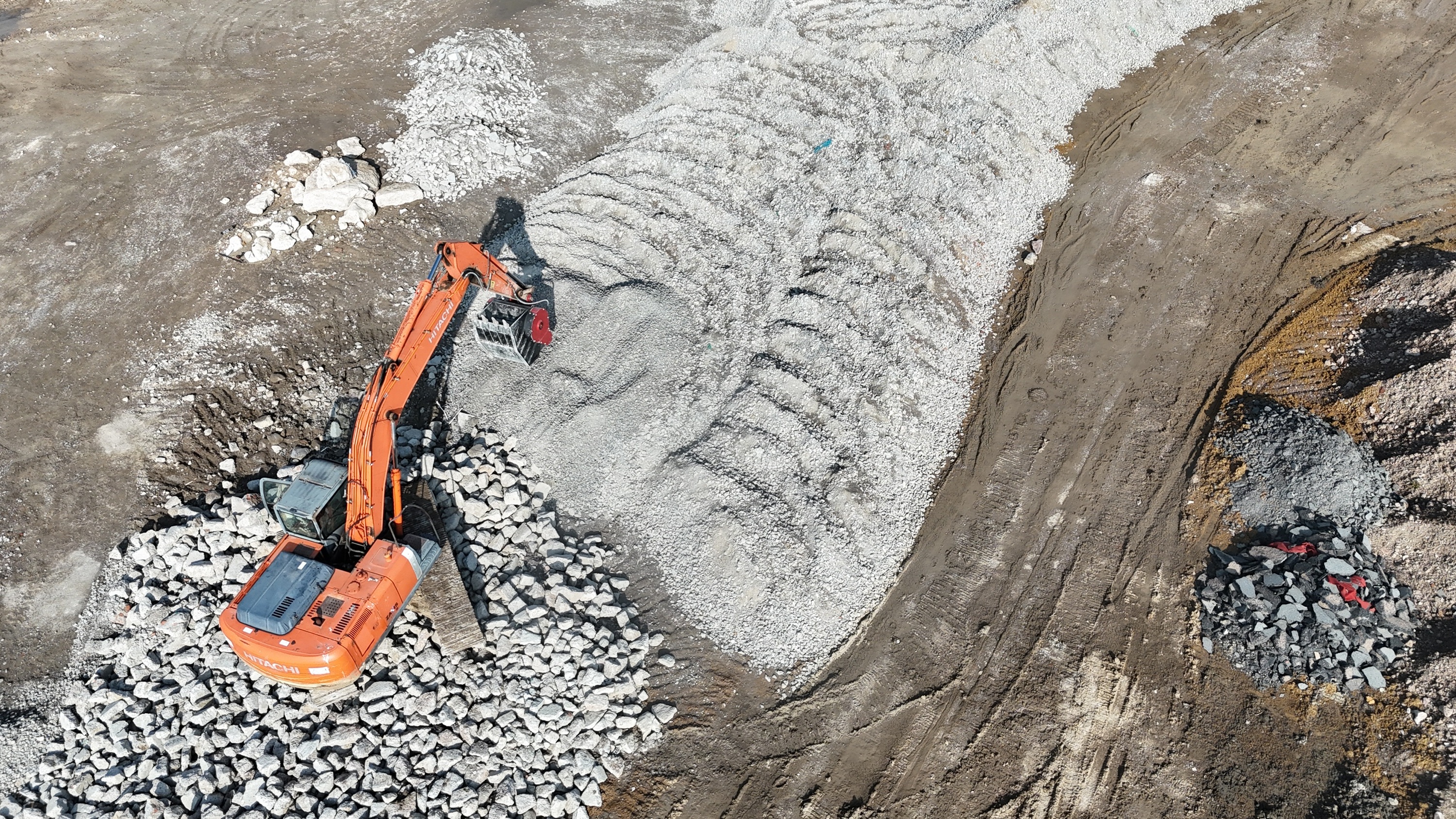 Beyond The Purchase Price: How The '7-System Strategy' And Belt-Drive Tech Reduce Crusher Bucket TCO by 25%