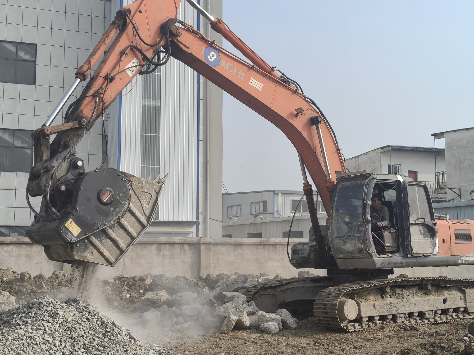 RAY’s Crusher Buckets: Built for Smoother Crushing