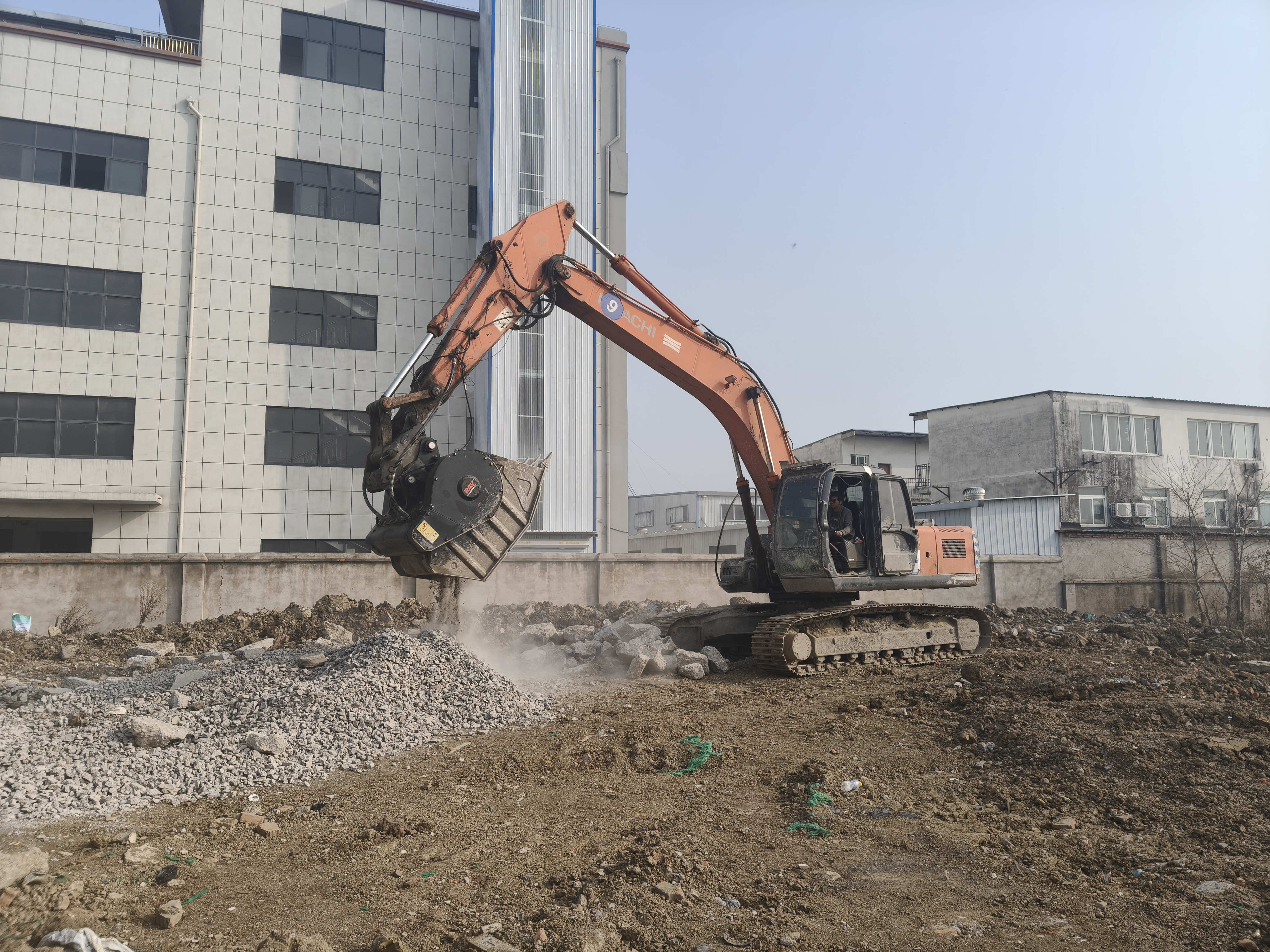 Effortless Crushing On-site: RAY Attachments RMB80 Breaks Ground in Highway Projects