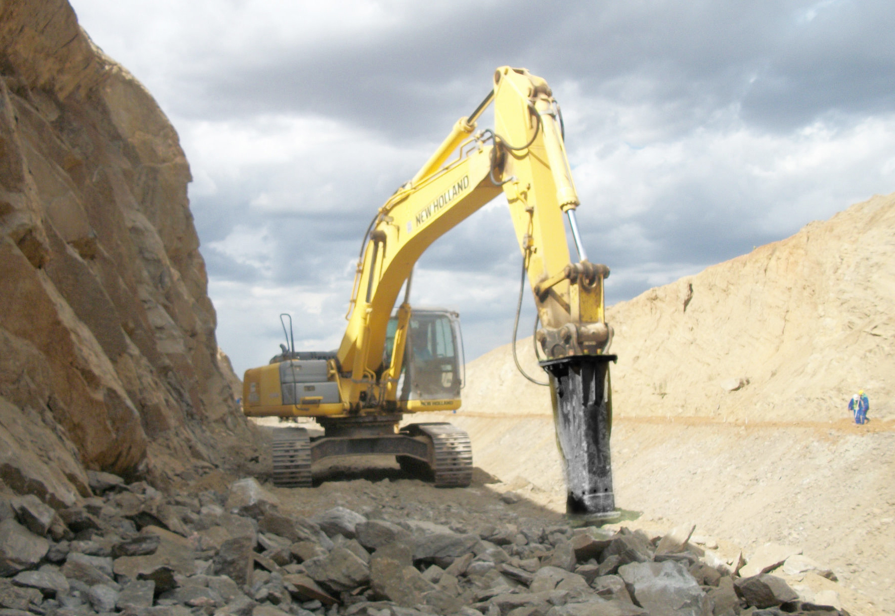 Why Do Hydraulic Breakers Crack? Causes & Solutions